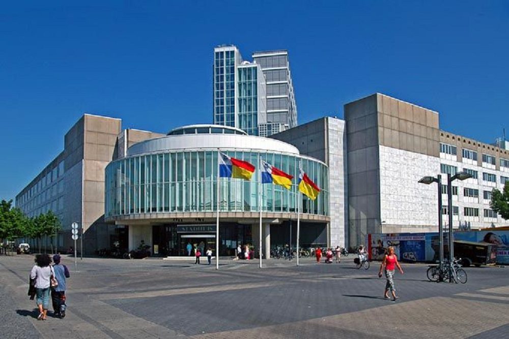 stadhuis met vlaggen